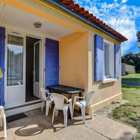 Сasa de vacaciones Gite In A Holiday Park With Swimming Pool