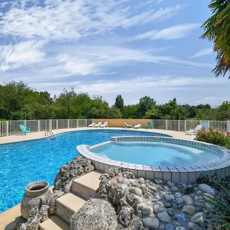 Сasa de vacaciones Gite In A Holiday Park With Swimming Pool