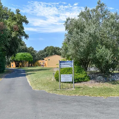Сasa de vacaciones Gite In A Holiday Park With Swimming Pool Saint-Savinien